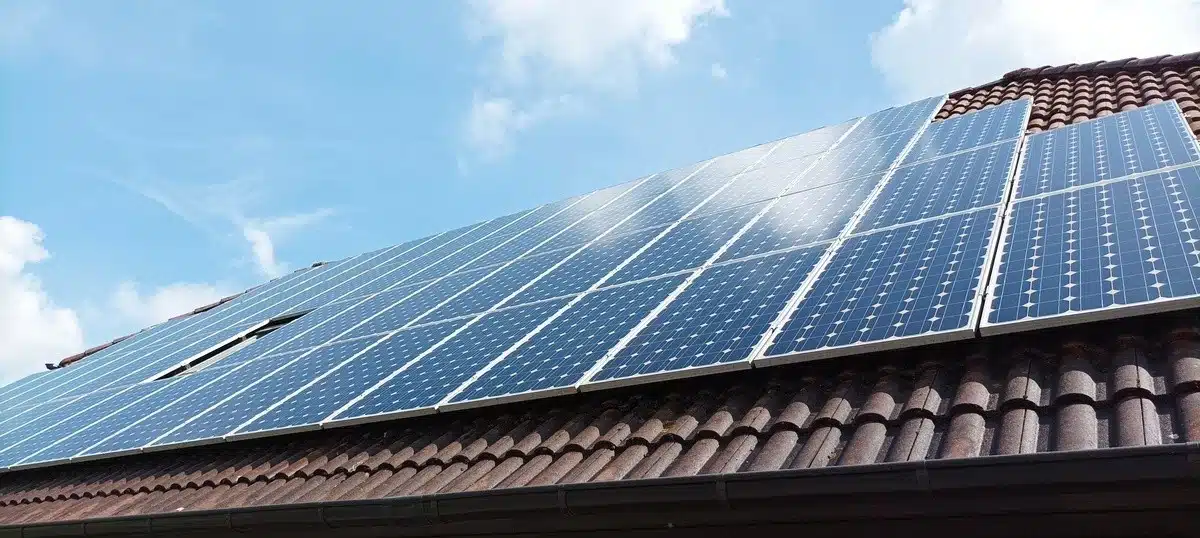 Photovoltaikanlage auf einem Ziegeldach bei blauem Himmel