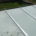 Kosten sparen durch Regelmäßigkeit 2 Flechten Entfernung auf einem Glasdach, eine Grundreinigung, die viel Handarbeit erfordert