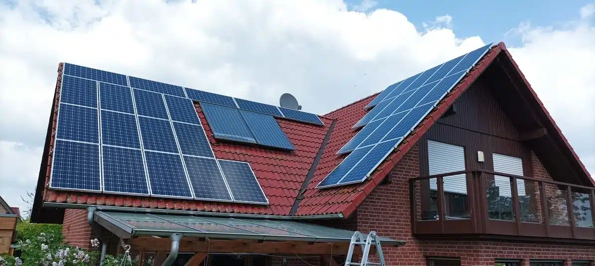 Gesamtbild gereinigte Photovoltaikanlage und Glasdach
