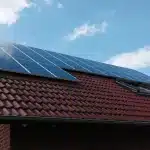 Photovoltaikreinigung ist effektiv 3 Gereinigte Photovoltaikanlage Einfamilienhaus, Wolken spiegeln sich in den Modulen.