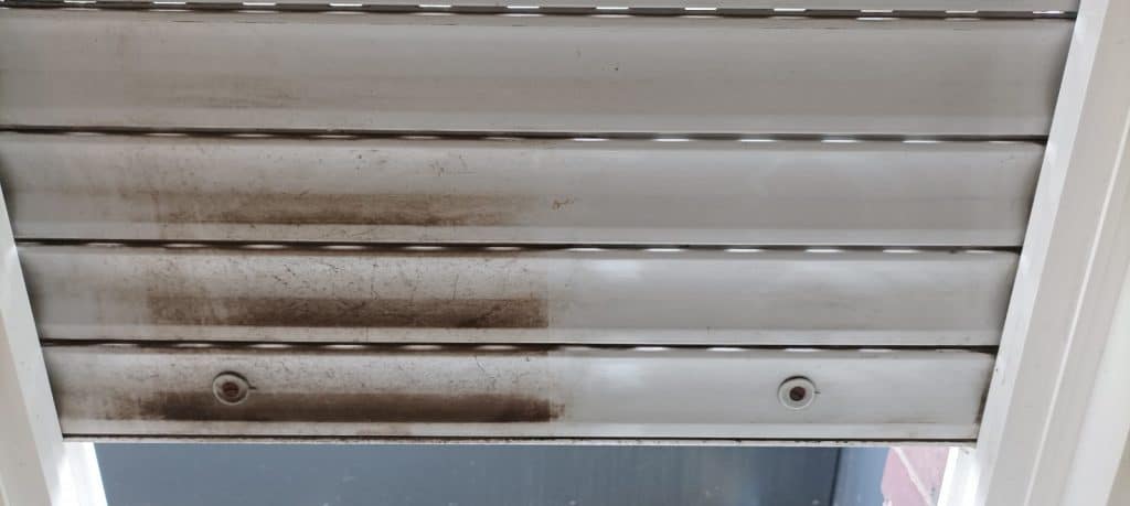 Rollladen während der Reinigung: links verschmutzt, rechts sauber