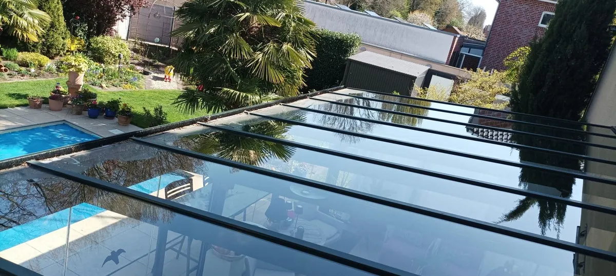 Gereinigtes Glasdach einer Terrassenüberdachung