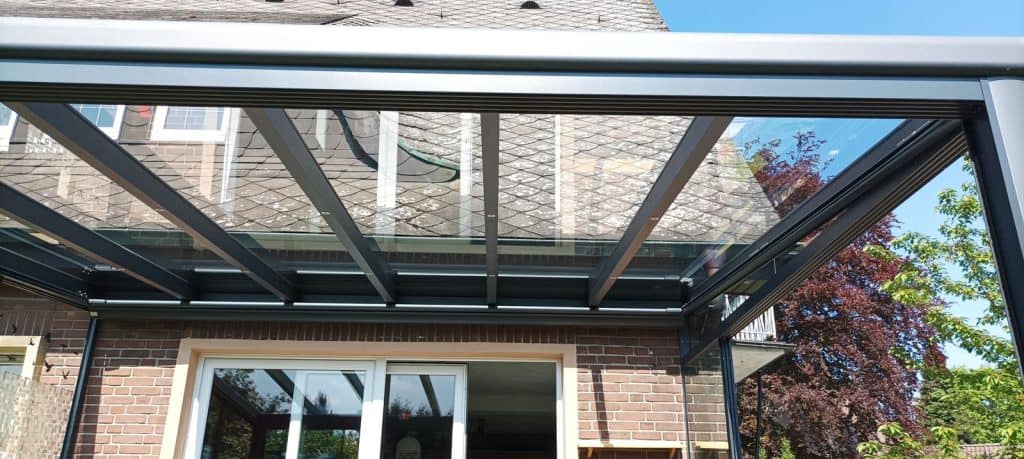 Gereinigtes Glasdach einer Terrassenüberdachung