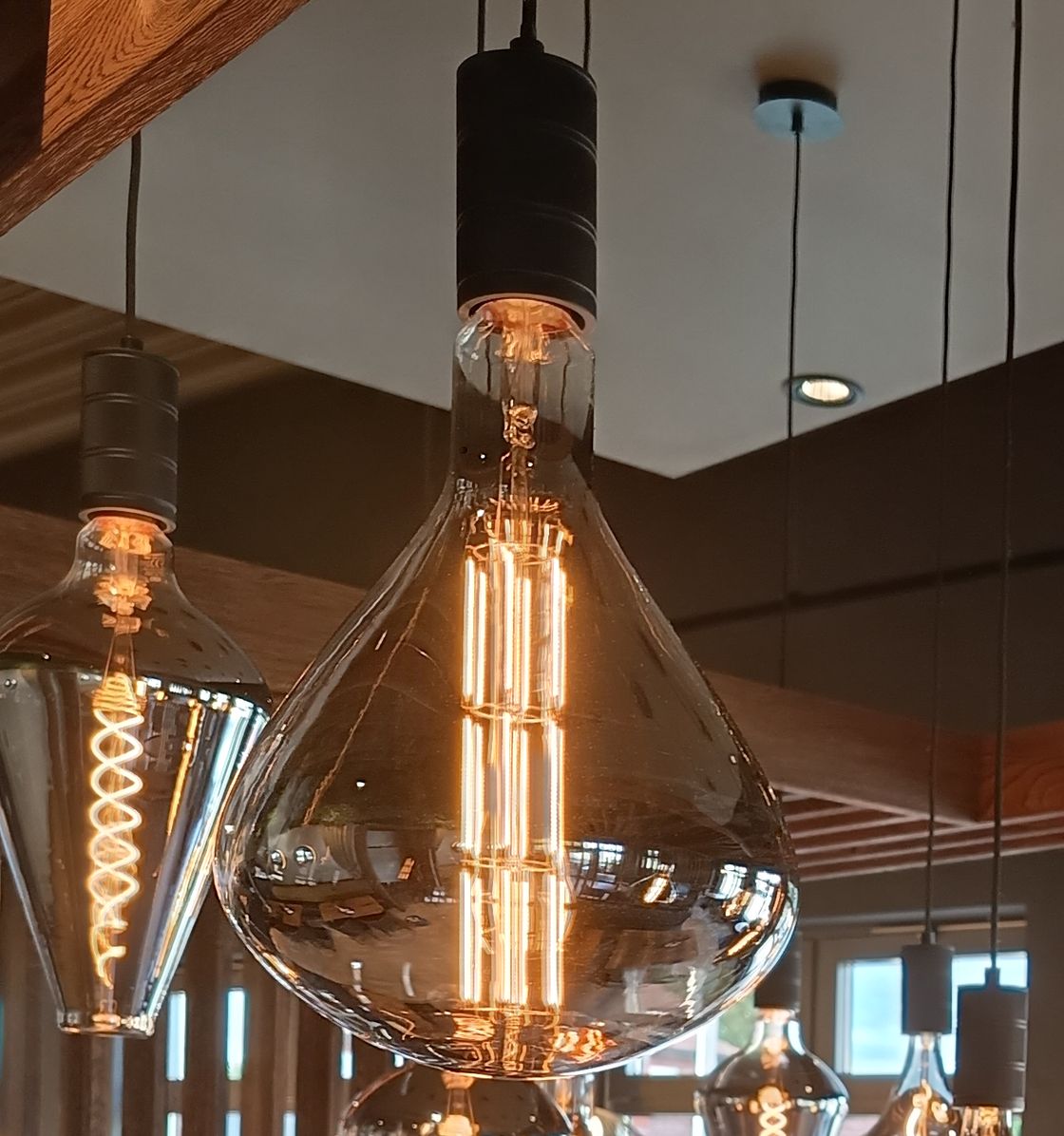 Klare Glasleuchten mit warmem Licht